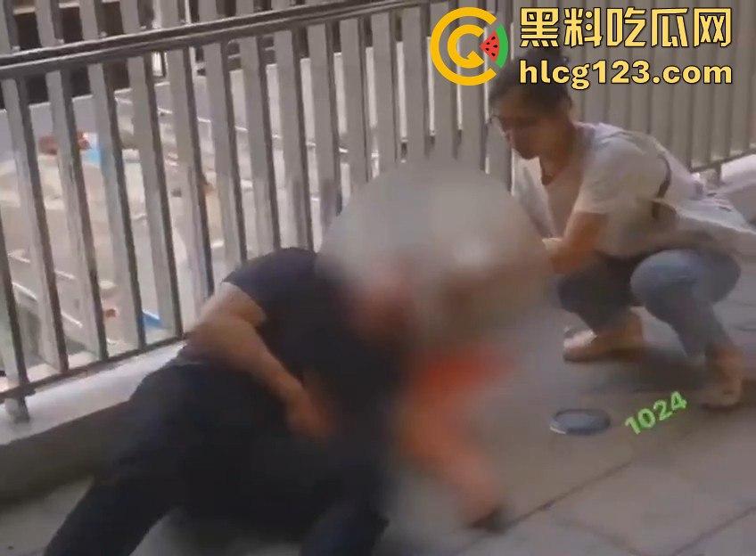 家长进校门与保安爆发冲突，叉杆怒砸头！深圳学校保安情绪失控惹大祸！-12