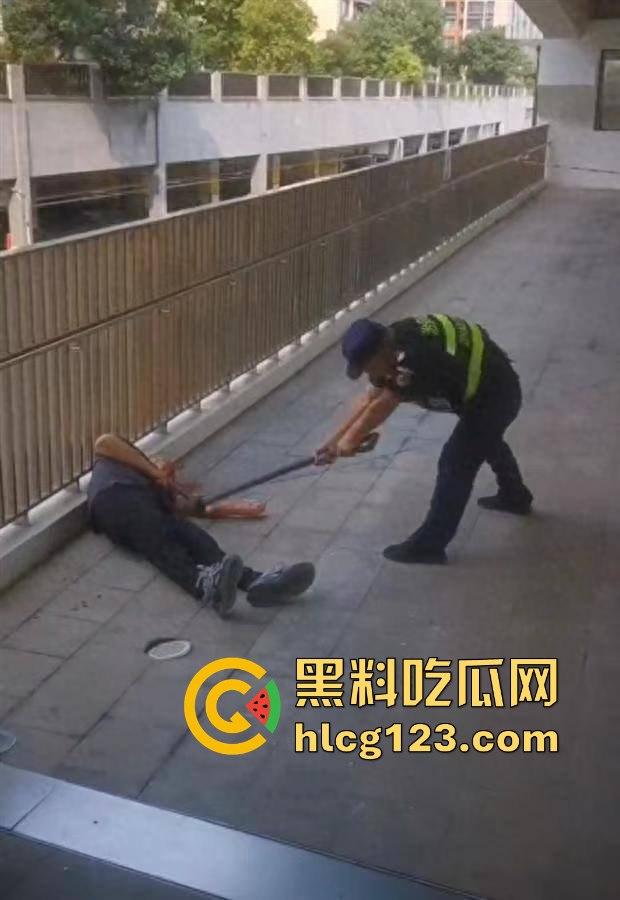 家长进校门与保安爆发冲突，叉杆怒砸头！深圳学校保安情绪失控惹大祸！-17