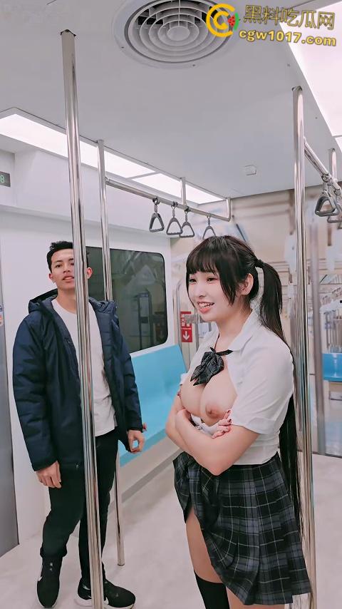 极品福利姬【慕慕Momo】，jk制服白虎嫩穴，在电车被捆绑SM调教，扯着扶手被抱起来肏，高潮爽到瘫痪倒地 ！-1