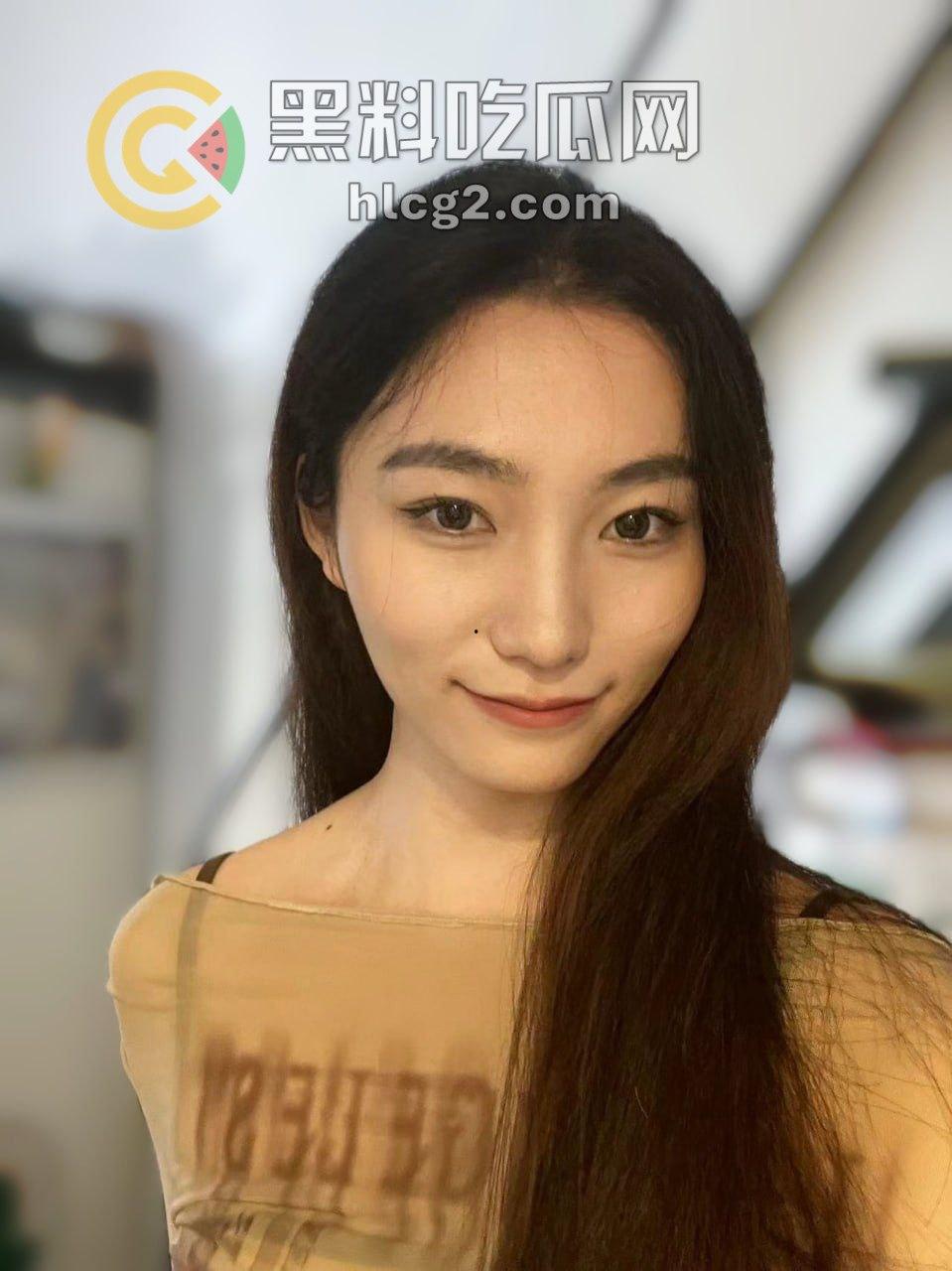 上海财经女大学生「丁一卓」白天乖巧，夜晚转变为性感小母狗！长腿美貌大揭秘-4