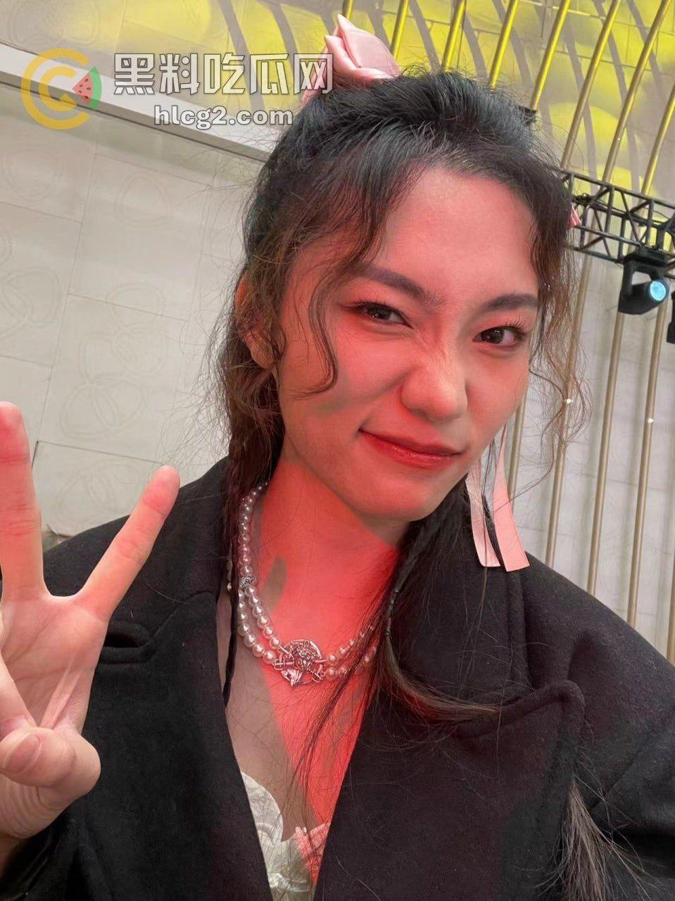 上海财经女大学生「丁一卓」白天乖巧，夜晚转变为性感小母狗！长腿美貌大揭秘-6