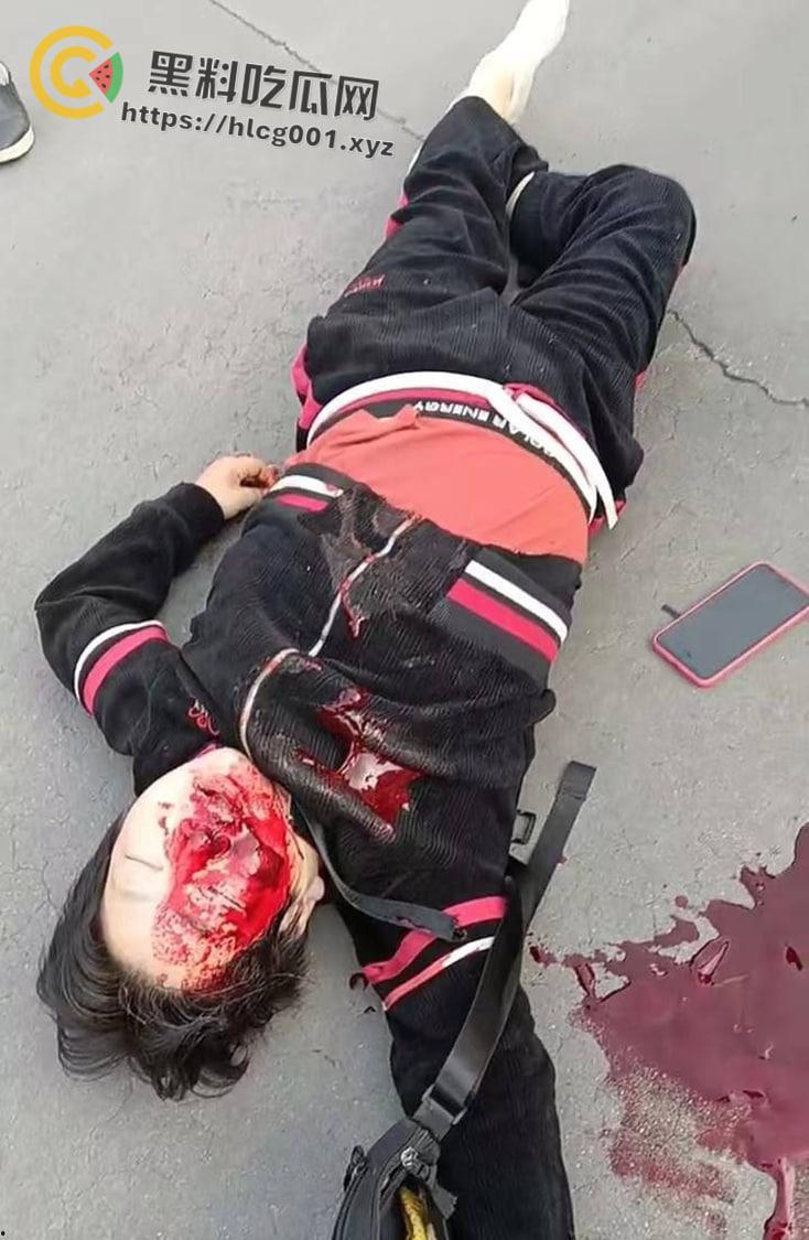 潮州庵埠镇安南路声乐酒店路口被一辆自行车被大货车撞到碾压，监控画面惨不忍睹脑浆爆裂出来 真的是骑车不看路当自己家了-1