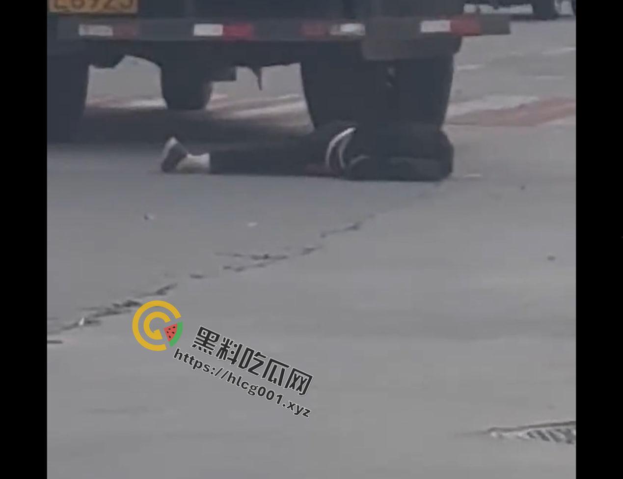 潮州庵埠镇安南路声乐酒店路口被一辆自行车被大货车撞到碾压，监控画面惨不忍睹脑浆爆裂出来 真的是骑车不看路当自己家了-3