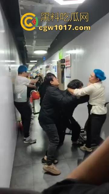 21世纪外卖员经典战役，美饿大战、出餐口大战后厨等等名场面，当今社会最不好惹的一群人，生死看淡不服就干！-1