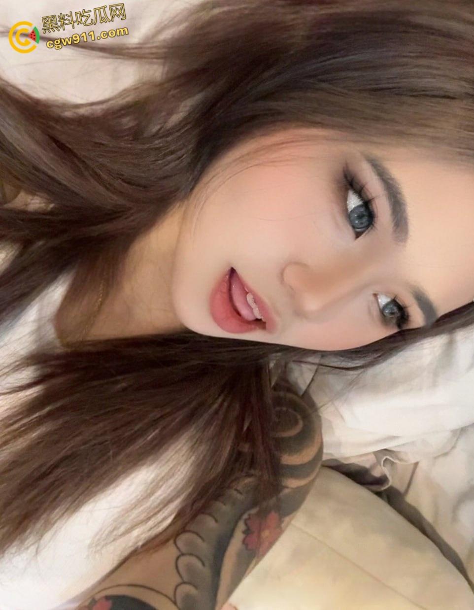 台湾TikTok网红【nats.s】，精神小妹圣诞制服自慰，饥渴母狗跪舔大屌，白虎嫩穴被无套爆操，完美身材极具诱惑力！-4