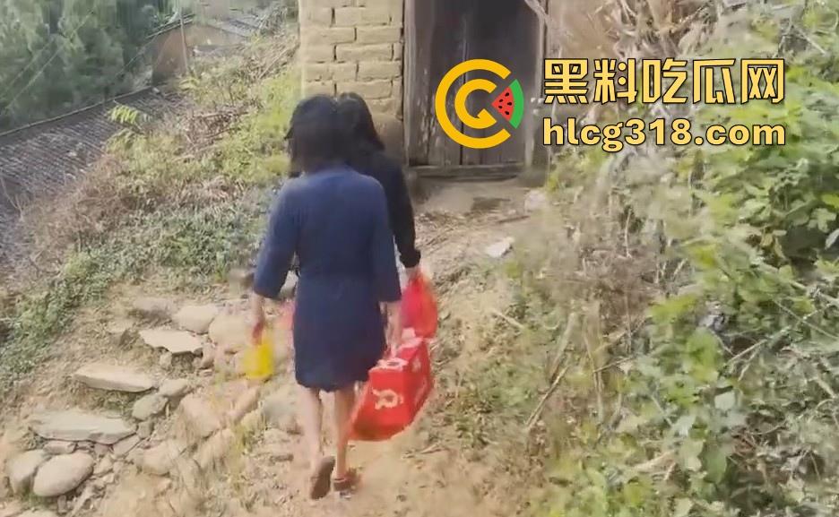 慰问孤寡老人!女子携闺蜜下乡送温暖 换上围裙真空做饭勾引大爷 可惜啊大爷好像不太行!-1