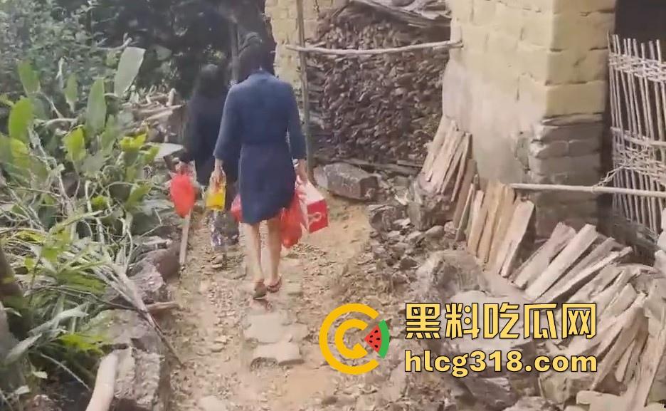 慰问孤寡老人!女子携闺蜜下乡送温暖 换上围裙真空做饭勾引大爷 可惜啊大爷好像不太行!-2