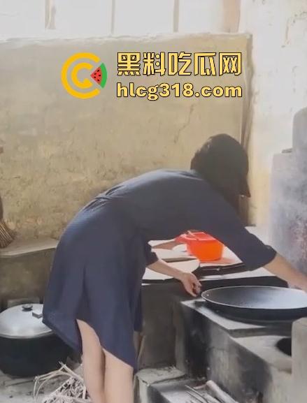 慰问孤寡老人!女子携闺蜜下乡送温暖 换上围裙真空做饭勾引大爷 可惜啊大爷好像不太行!-3