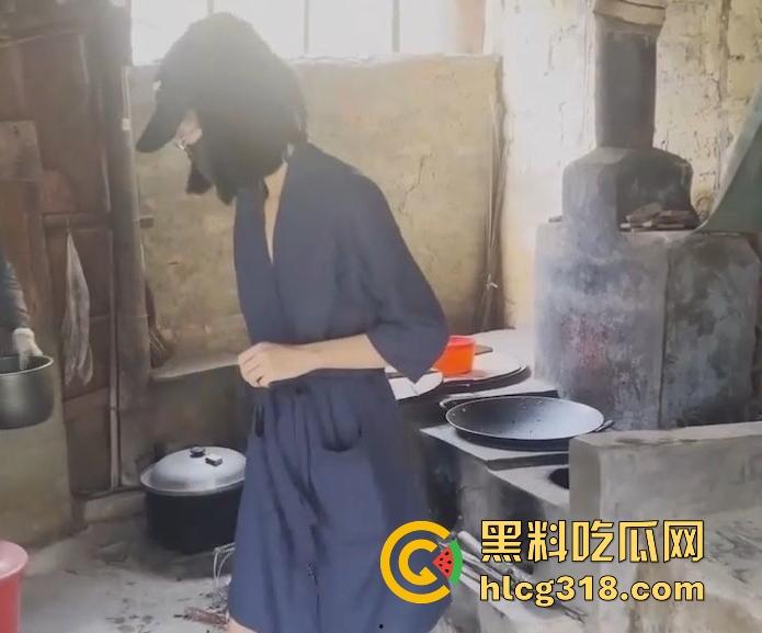 慰问孤寡老人!女子携闺蜜下乡送温暖 换上围裙真空做饭勾引大爷 可惜啊大爷好像不太行!-4