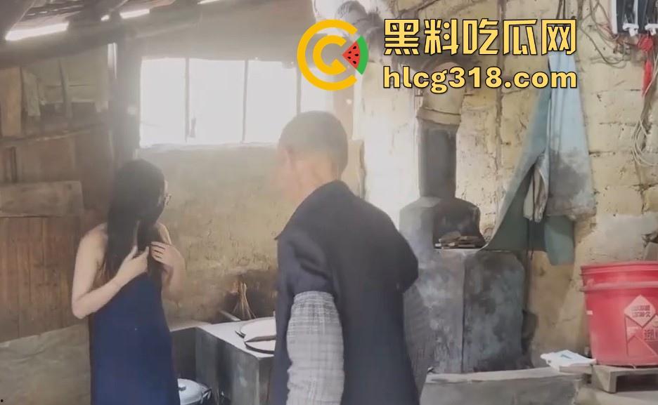 慰问孤寡老人!女子携闺蜜下乡送温暖 换上围裙真空做饭勾引大爷 可惜啊大爷好像不太行!-5