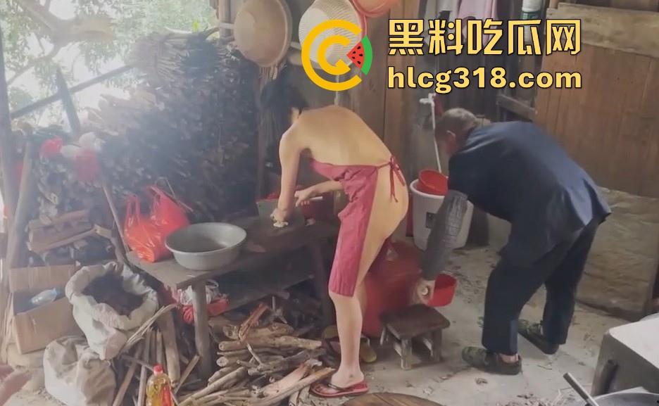 慰问孤寡老人!女子携闺蜜下乡送温暖 换上围裙真空做饭勾引大爷 可惜啊大爷好像不太行!-11