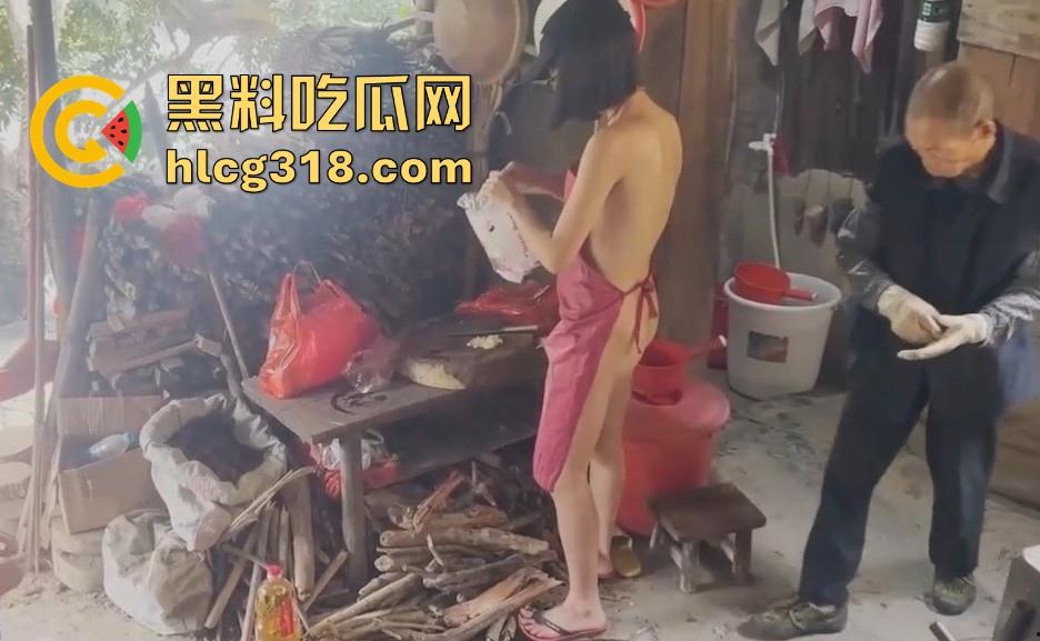 慰问孤寡老人!女子携闺蜜下乡送温暖 换上围裙真空做饭勾引大爷 可惜啊大爷好像不太行!-13