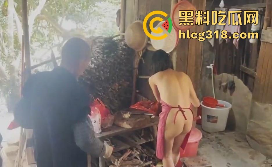 慰问孤寡老人!女子携闺蜜下乡送温暖 换上围裙真空做饭勾引大爷 可惜啊大爷好像不太行!-14