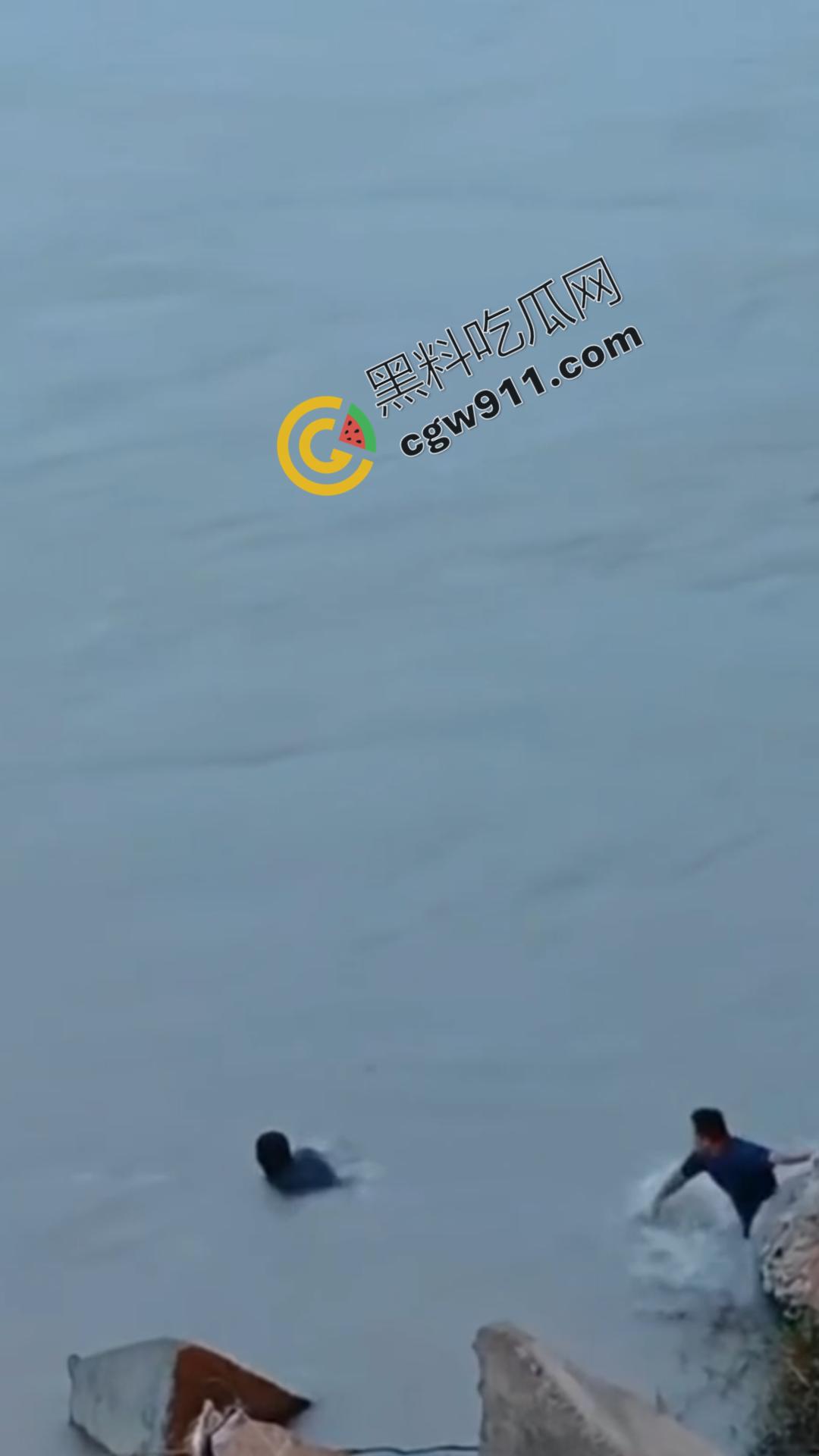 四川乐山美女跳河！ 沉迷情感漩涡无法自拔，消防员拼死营救无果，女子终被激流吞没-3