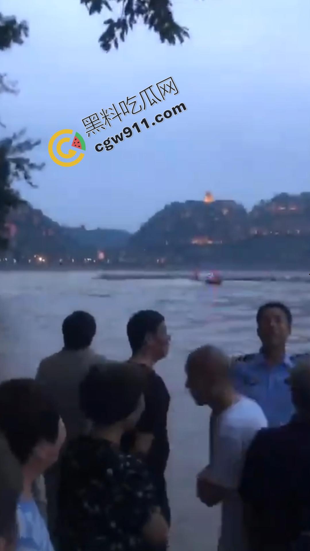 四川乐山美女跳河！ 沉迷情感漩涡无法自拔，消防员拼死营救无果，女子终被激流吞没-6