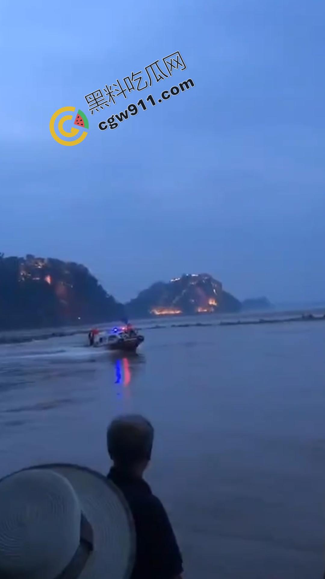 四川乐山美女跳河！ 沉迷情感漩涡无法自拔，消防员拼死营救无果，女子终被激流吞没-7