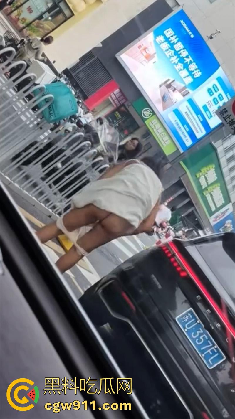 江苏苏州街头裸女,女精神病饭店脱衣,当街裸奔殴打他人,甚至还砸车发疯,有没有那个流浪汉能给带走啊!-4