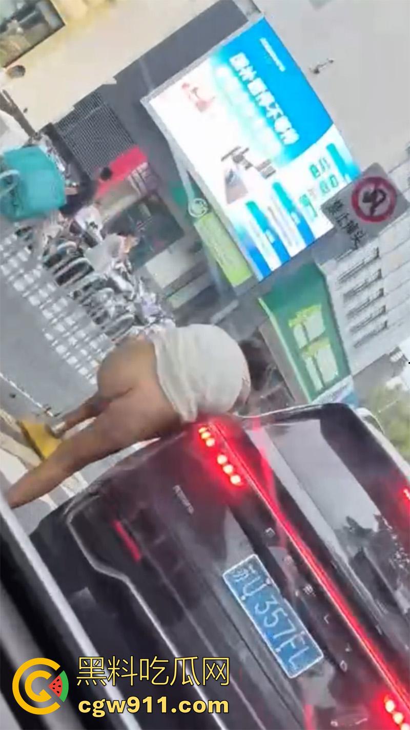 江苏苏州街头裸女,女精神病饭店脱衣,当街裸奔殴打他人,甚至还砸车发疯,有没有那个流浪汉能给带走啊!-5