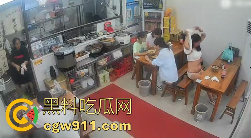 江苏苏州街头裸女,女精神病饭店脱衣,当街裸奔殴打他人,甚至还砸车发疯,有没有那个流浪汉能给带走啊!-7