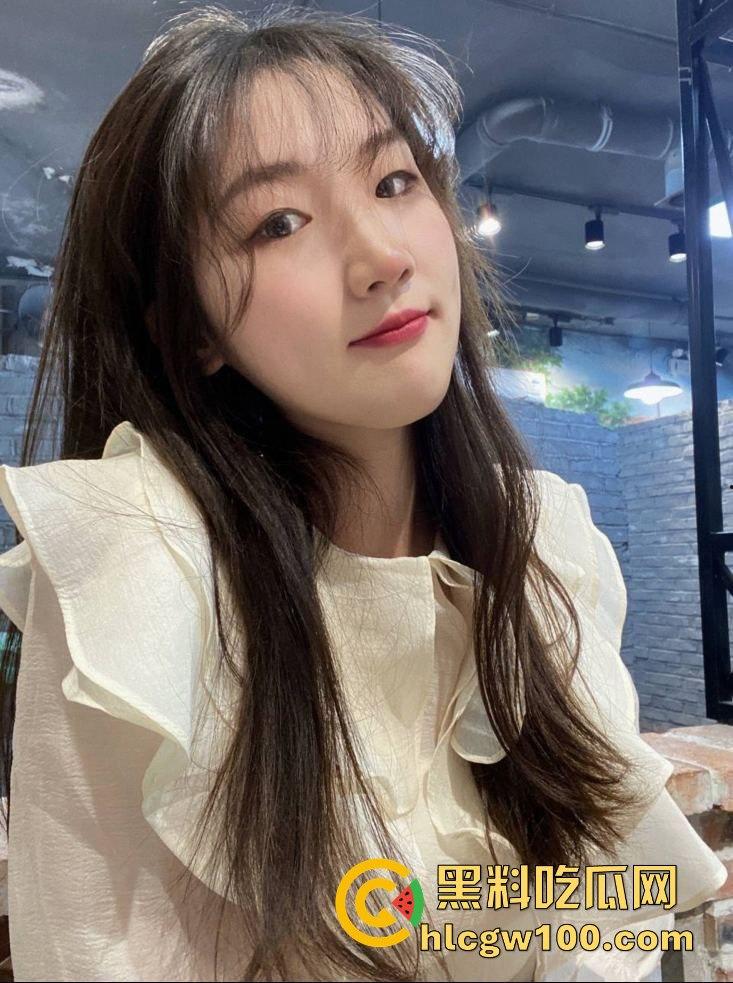 济南师范大三浪逼【李晓薇】嫌男友口活不行，闷骚微坦小骚货专找人舔逼舔到湿，高潮后张开骚穴等着猛操射爆！-1