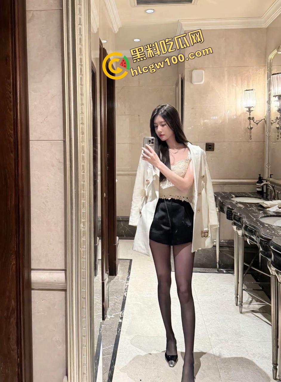 长春金融专校反差骚鸡【江敏】土豪砸钱包养，情趣黑丝后怼骚臀，化妆镜后入猛操娇喘！独家曝光！-2