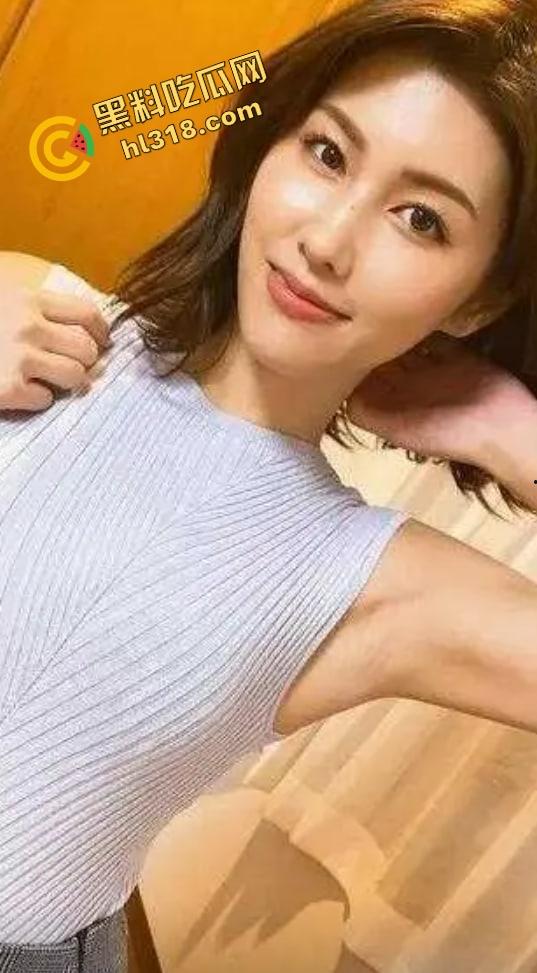 小学女教师讲台自慰,真空大黑逼插笔作妖,手都捏麻了还舍不得停,学生作业还没改完自己先高潮!-3