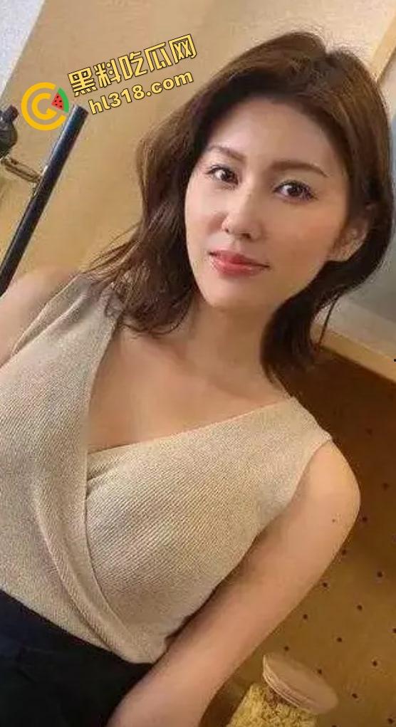 小学女教师讲台自慰,真空大黑逼插笔作妖,手都捏麻了还舍不得停,学生作业还没改完自己先高潮!-4