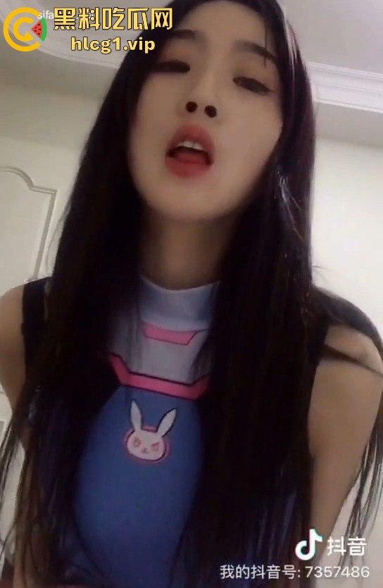 抖音博主私拍视频外泄！约榜一大哥玩耍，脱了裤子瞬间变成母狗，爬地舔金主的脚！-3