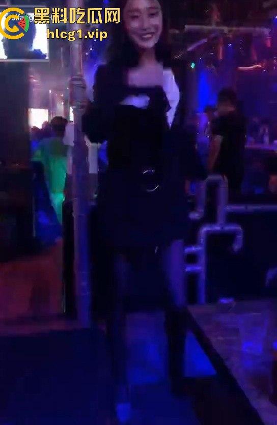 抖音博主私拍视频外泄！约榜一大哥玩耍，脱了裤子瞬间变成母狗，爬地舔金主的脚！-10