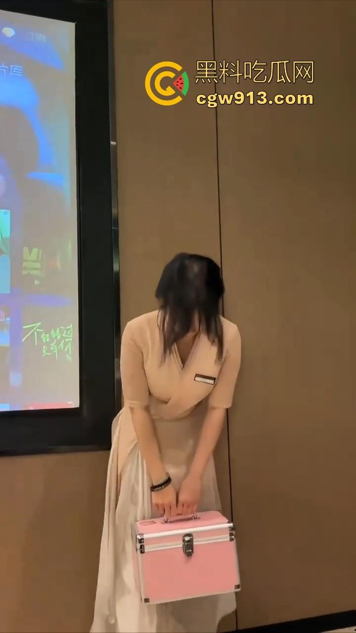 沐足偶遇白月光技师,甜美可爱清纯温柔,怒砸3000带回酒店后入,年轻时得不到的加倍操回来!-3