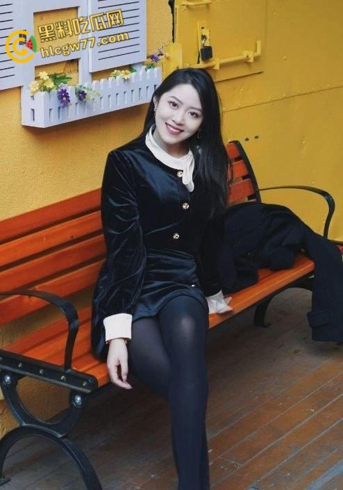 湖南涉外【沈婉婷】双面尤物，人前狠辣，男友前母狗，阳台对镜爆操浪叫不止！-3