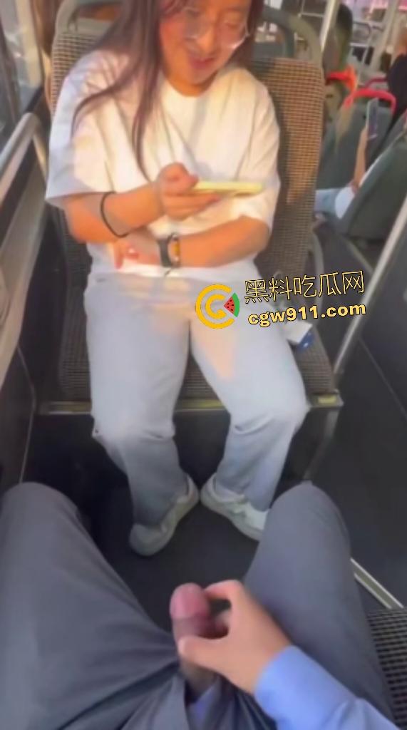 公交车惊现变态！露鸟大神对眼镜妹亮巨屌，她假装看手机实则偷录淫视频，晚上自慰有素材咯！-7
