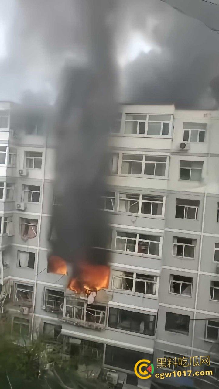 河北张家口钢鑫小区,突发惊天爆炸疑似燃气泄漏,爆炸冲击波震碎周边窗户玻璃,楼体墙面崩裂变形!-2