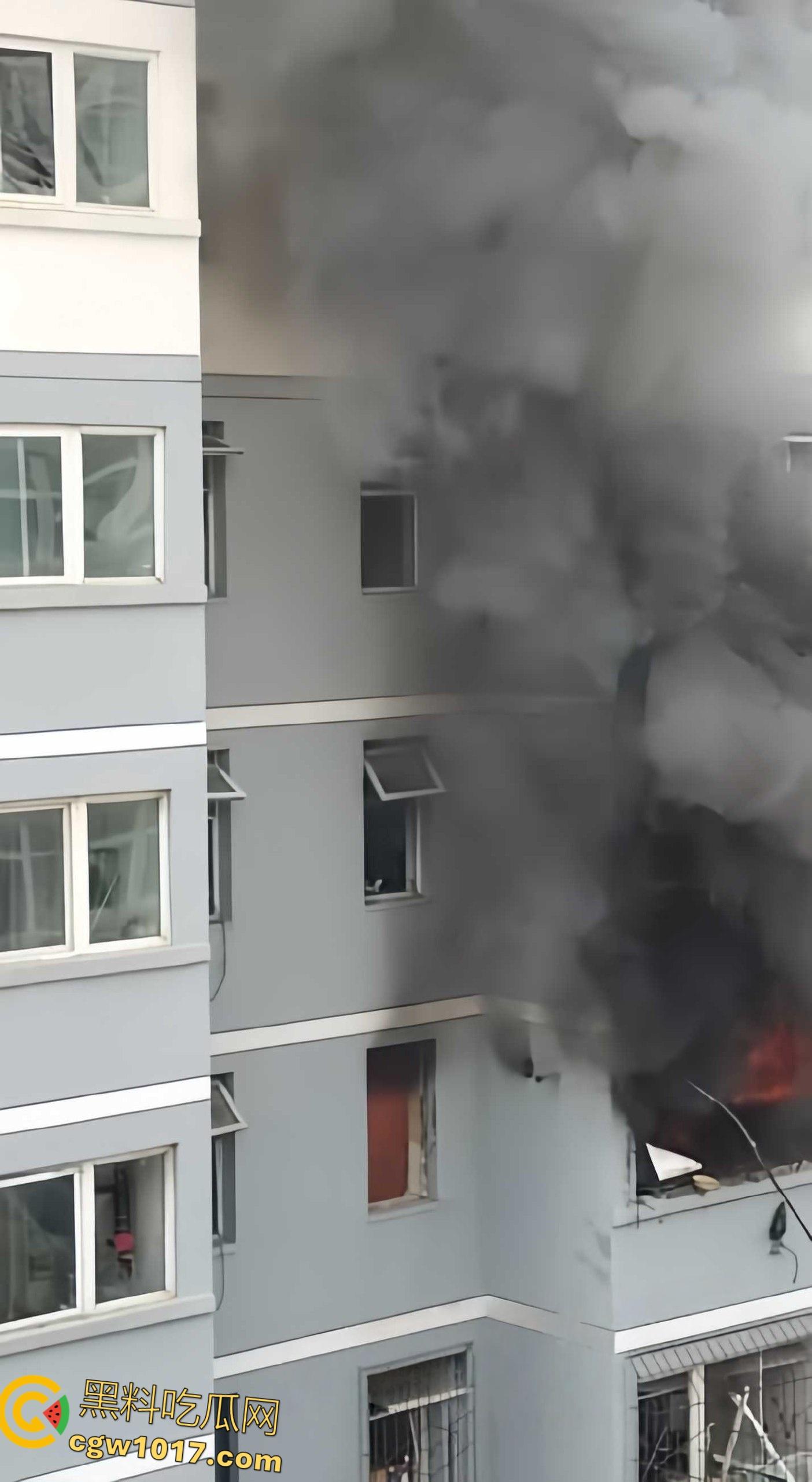 河北张家口钢鑫小区,突发惊天爆炸疑似燃气泄漏,爆炸冲击波震碎周边窗户玻璃,楼体墙面崩裂变形!-3