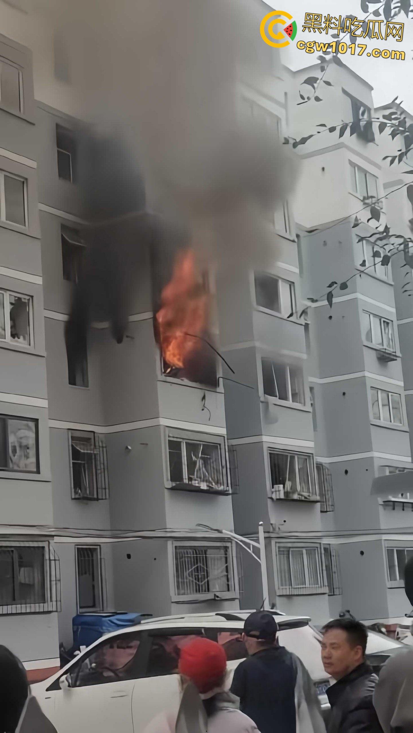 河北张家口钢鑫小区,突发惊天爆炸疑似燃气泄漏,爆炸冲击波震碎周边窗户玻璃,楼体墙面崩裂变形!-4