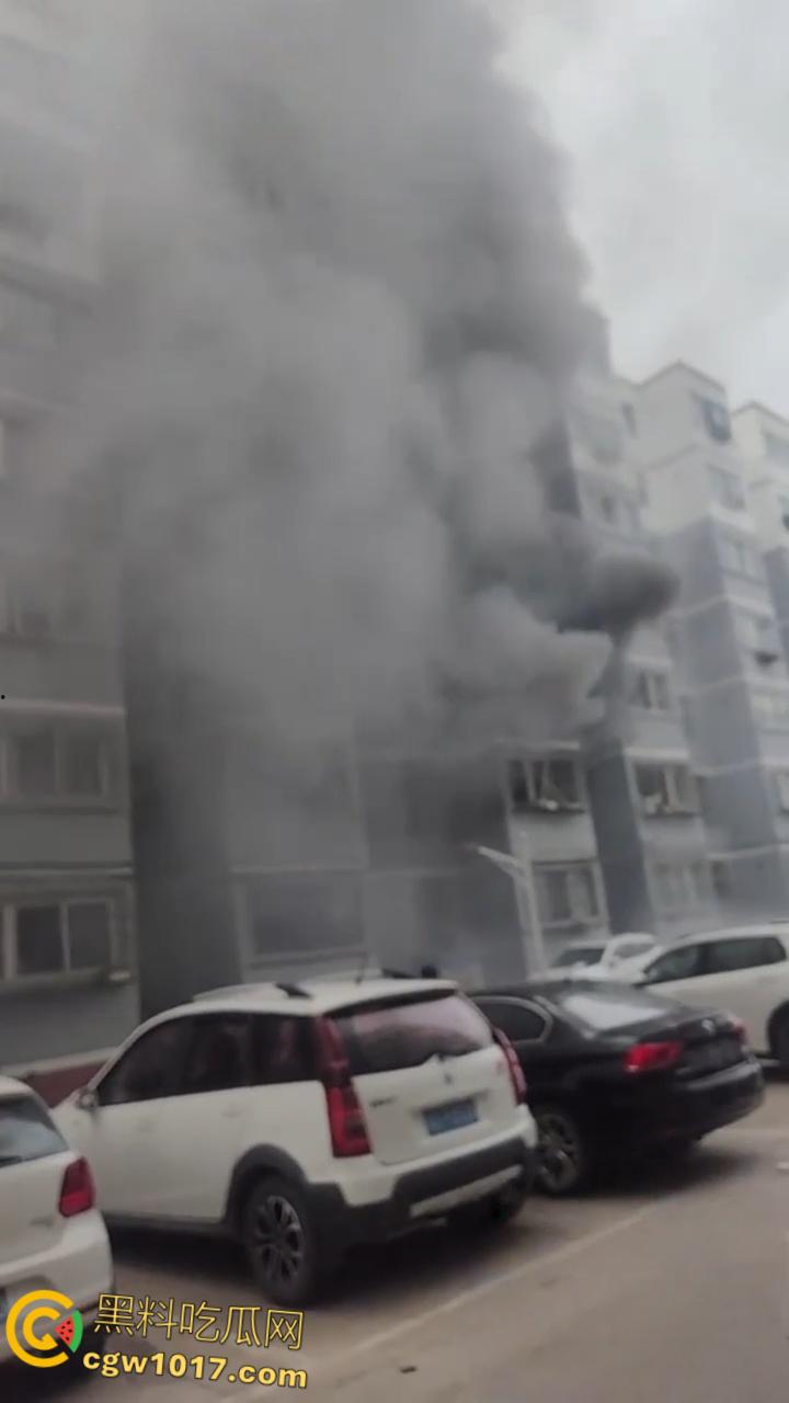 河北张家口钢鑫小区,突发惊天爆炸疑似燃气泄漏,爆炸冲击波震碎周边窗户玻璃,楼体墙面崩裂变形!-6