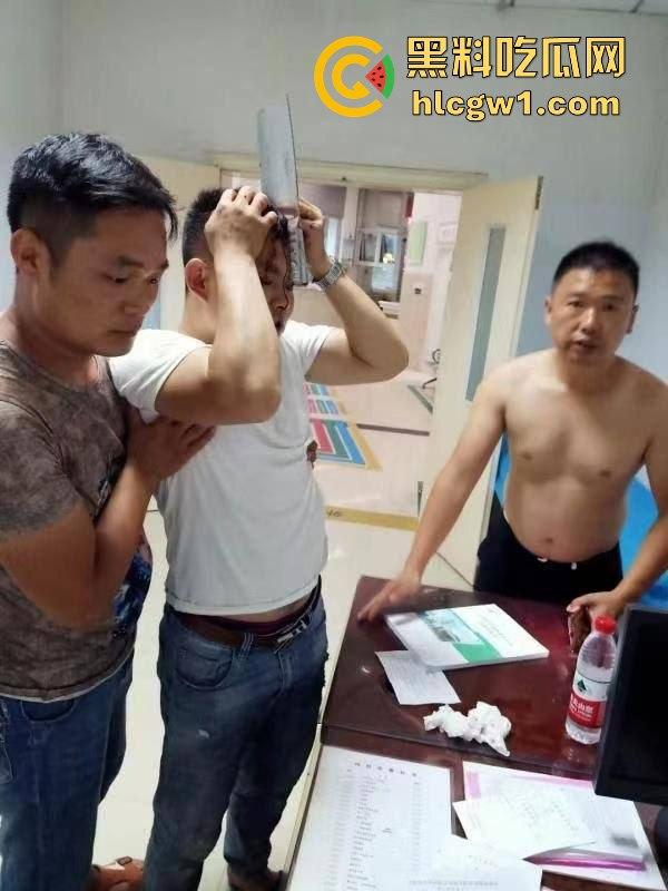 山西捉奸场面刺激!给奸夫脑门上来一菜刀,插得稳稳的,医院都不敢拔!-3