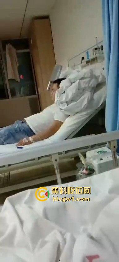 山西捉奸场面刺激!给奸夫脑门上来一菜刀,插得稳稳的,医院都不敢拔!-6