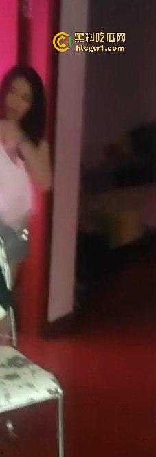 山西捉奸场面刺激!给奸夫脑门上来一菜刀,插得稳稳的,医院都不敢拔!-7