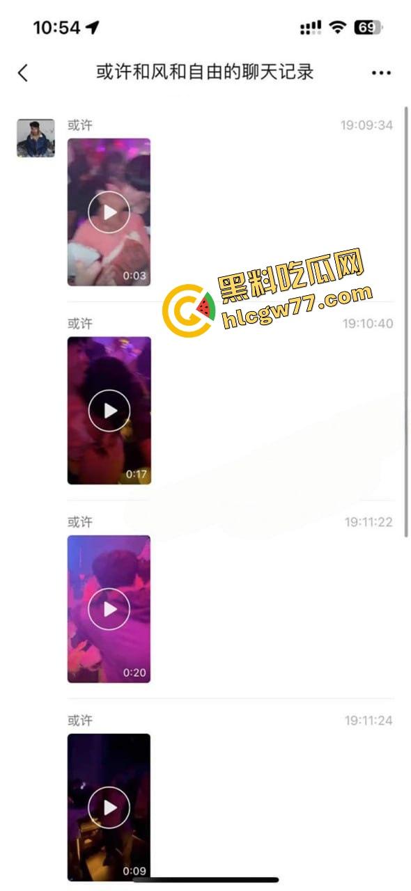 酒吧内富婆嘴对嘴亲大学生帅哥30秒,全场看傻小鲜肉抱紧名牌包,直接亲进人生新剧本!-1