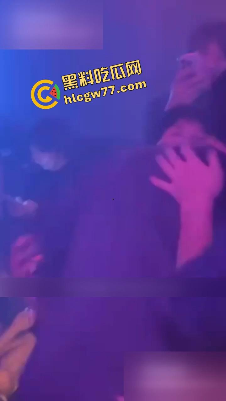 酒吧内富婆嘴对嘴亲大学生帅哥30秒,全场看傻小鲜肉抱紧名牌包,直接亲进人生新剧本!-3