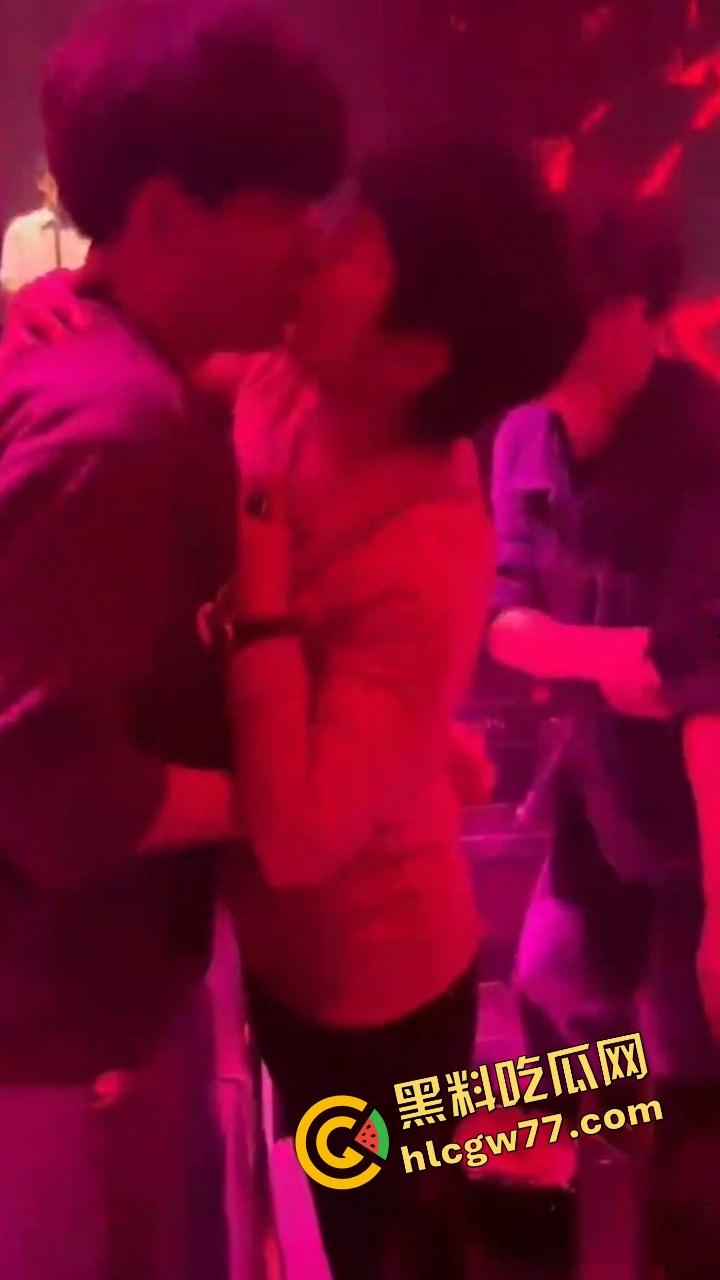 酒吧内富婆嘴对嘴亲大学生帅哥30秒,全场看傻小鲜肉抱紧名牌包,直接亲进人生新剧本!-8