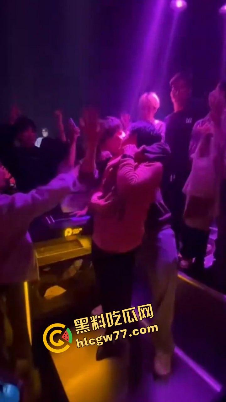 酒吧内富婆嘴对嘴亲大学生帅哥30秒,全场看傻小鲜肉抱紧名牌包,直接亲进人生新剧本!-9