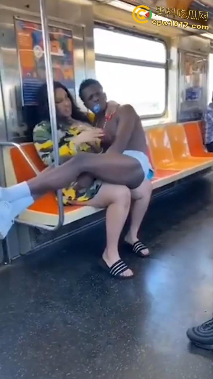 地铁猎奇！黑人巨乳母亲当众给20岁儿子吸吮奶头喂奶，乘客目瞪口呆与其争吵，黑妈宝太过逆天！-3