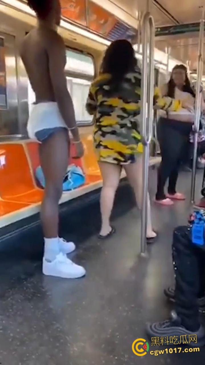 地铁猎奇！黑人巨乳母亲当众给20岁儿子吸吮奶头喂奶，乘客目瞪口呆与其争吵，黑妈宝太过逆天！-4