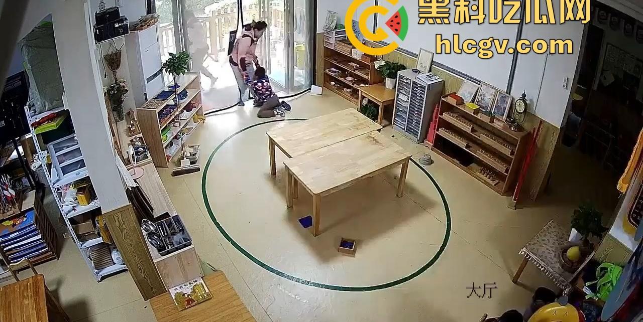 长沙幼儿园虐童！孩子被两名老师拖地打，家长怒发视频控诉！-11