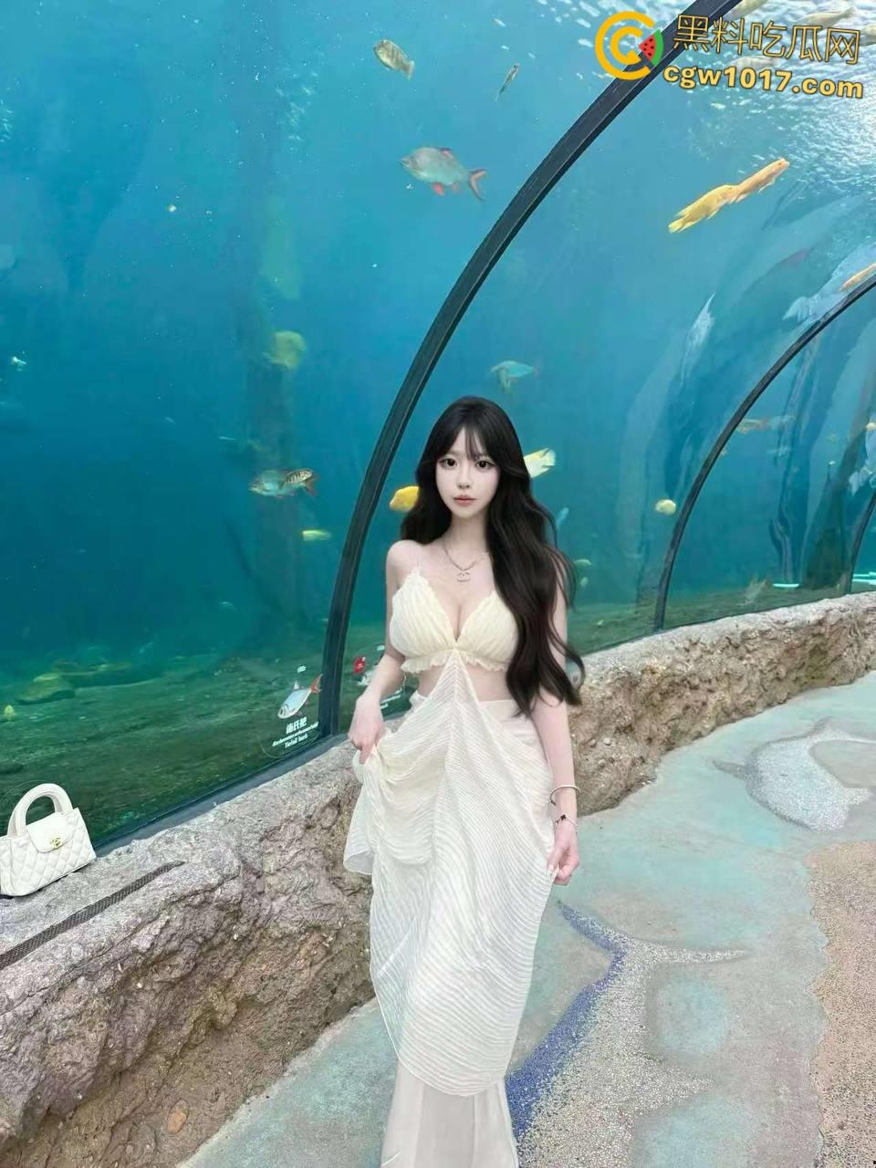 看到姐姐的白丝玉足，饭都不吃了让姐姐帮我口交，把老姐按在桌子上爆操，回到酒店接着口爆颜射！-1