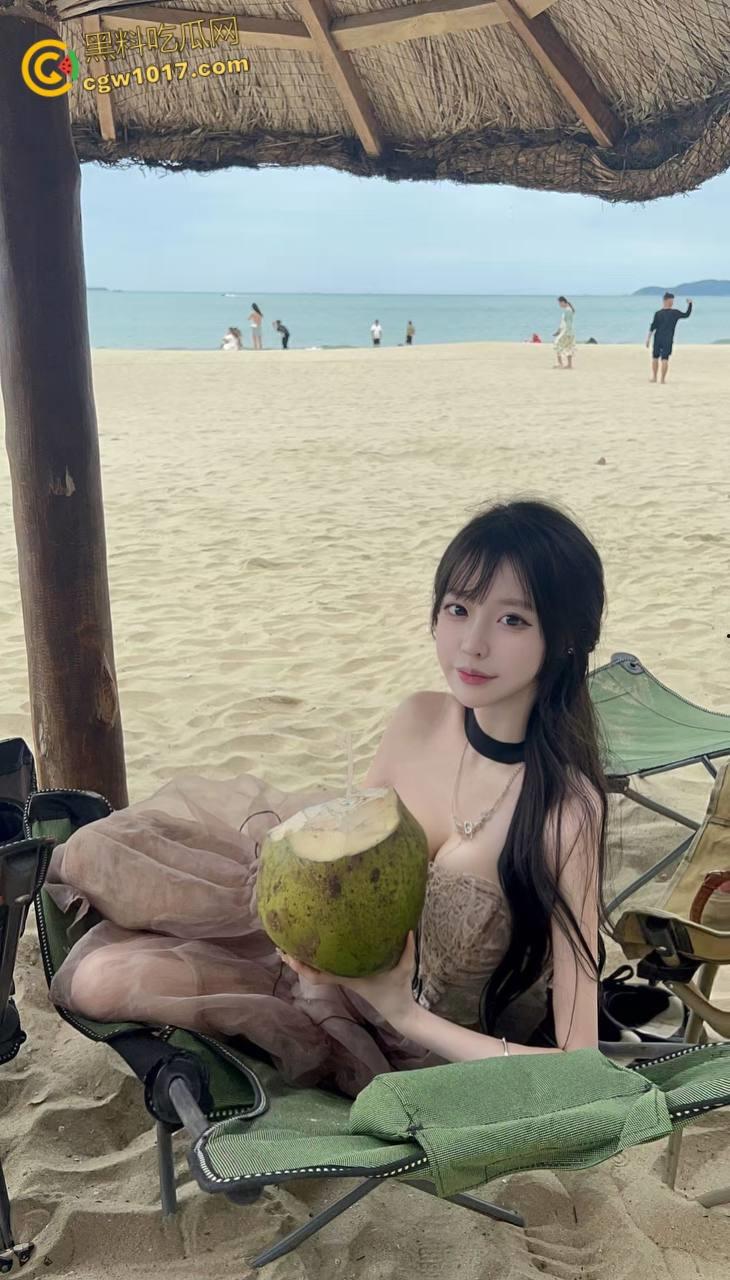 看到姐姐的白丝玉足，饭都不吃了让姐姐帮我口交，把老姐按在桌子上爆操，回到酒店接着口爆颜射！-2