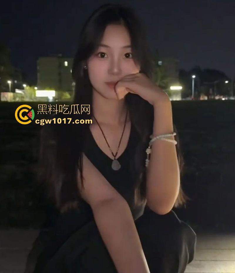 职校反差学生妹【张雯雯】欲望爆棚自拍摸逼勾引，白虎骚穴光溜溜一线天，粉嫩唇瓣已湿漉漉，纤指探入穴心抠挖深搅！-1