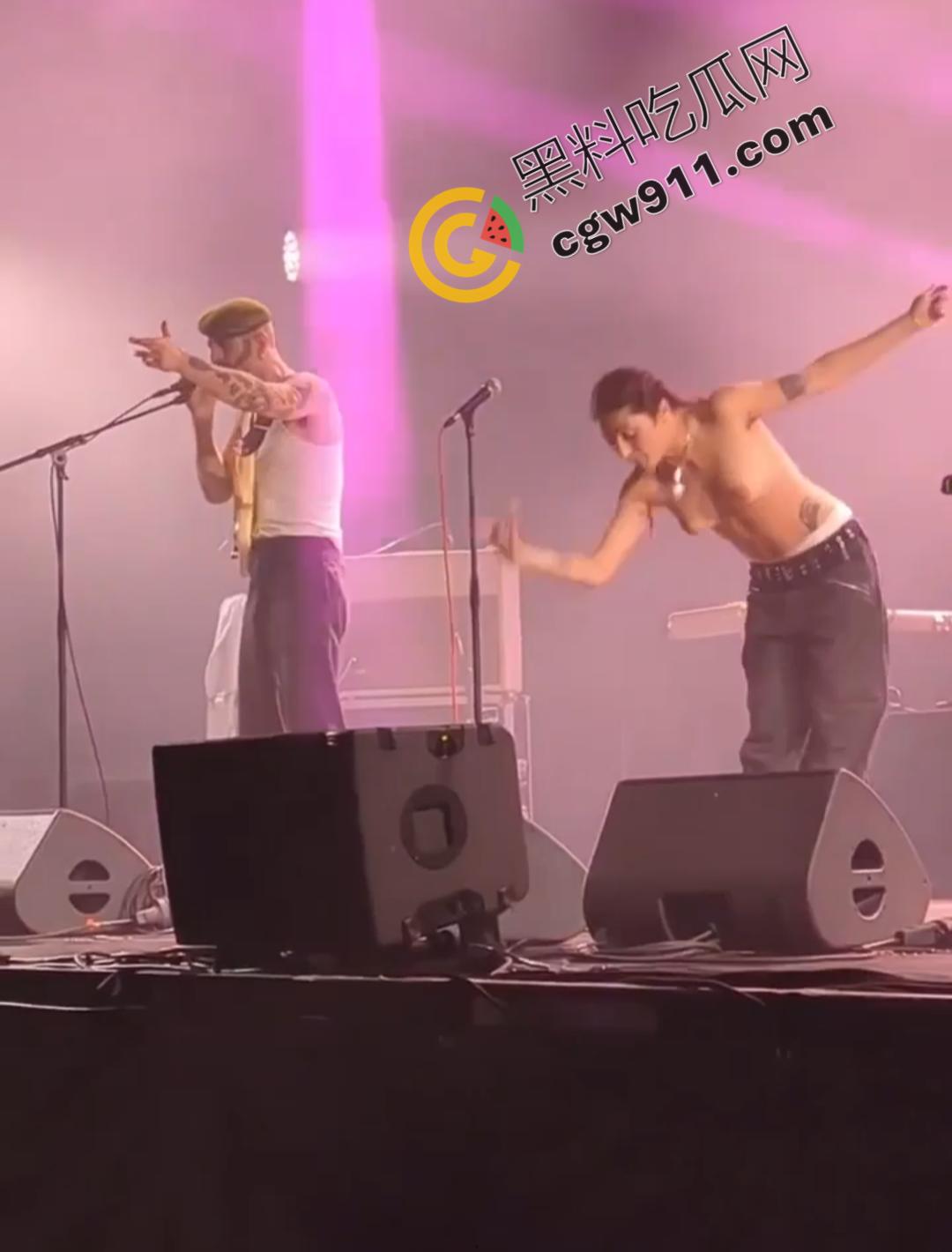 国外大瓜！法国摇滚女神【蕾贝嘉】音乐节上遭遇袭胸后索性全裸，魅力表演震撼全场-8